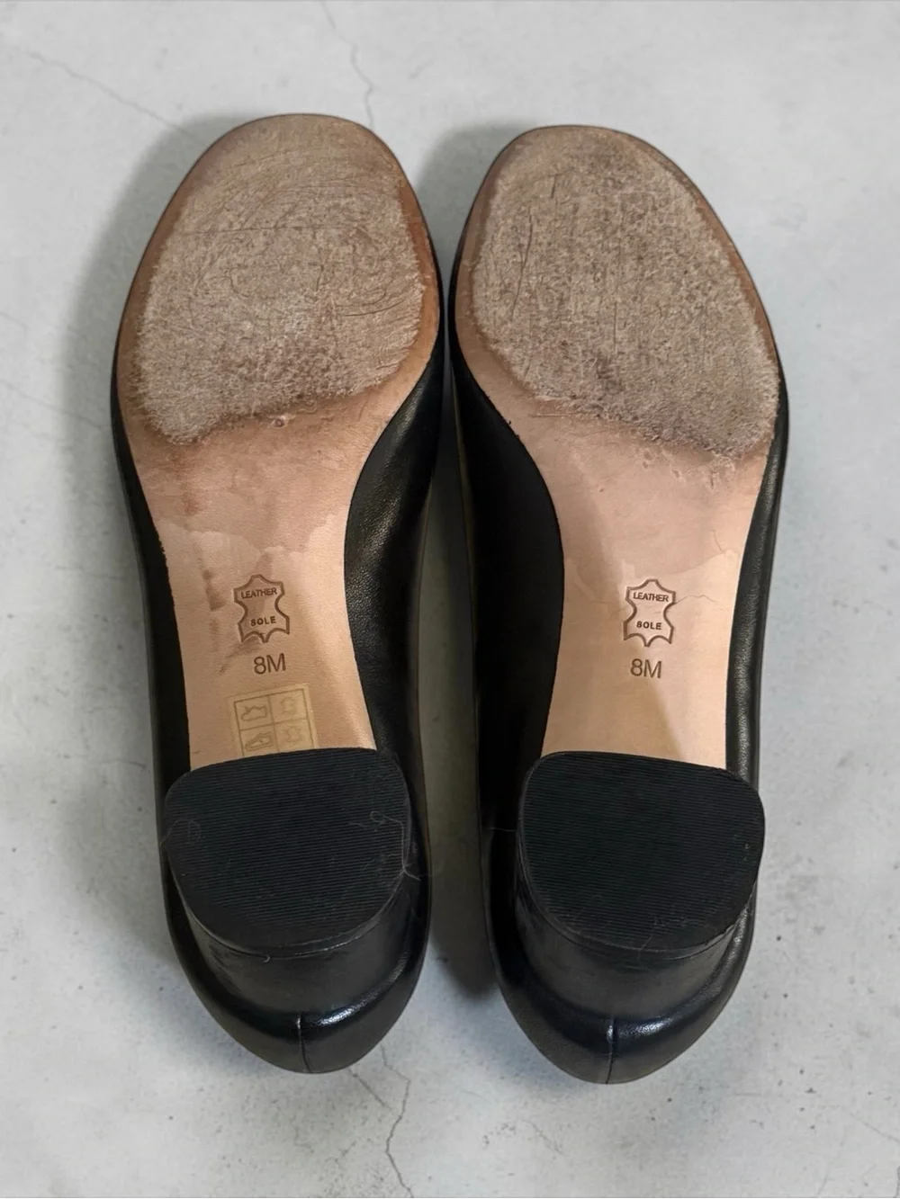 Tory Burch Black Leather Logo Medallion Block Heel Pumps! Size 8